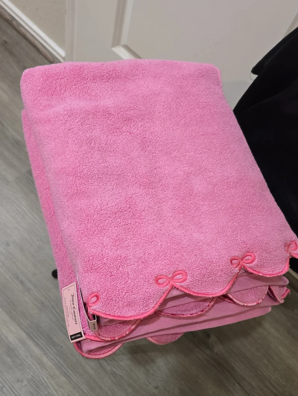 Juicy Couture Home Scalloped Bow Oversized Bath Towel Set- Pink